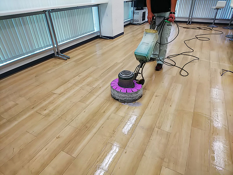 ビルの床清掃は専用マシンを使います